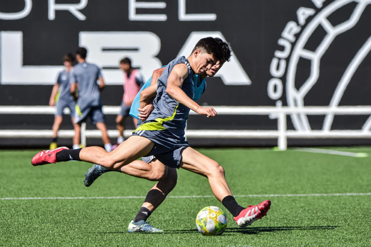 Jugador ejecutando un disparo durante un ejercicio técnico