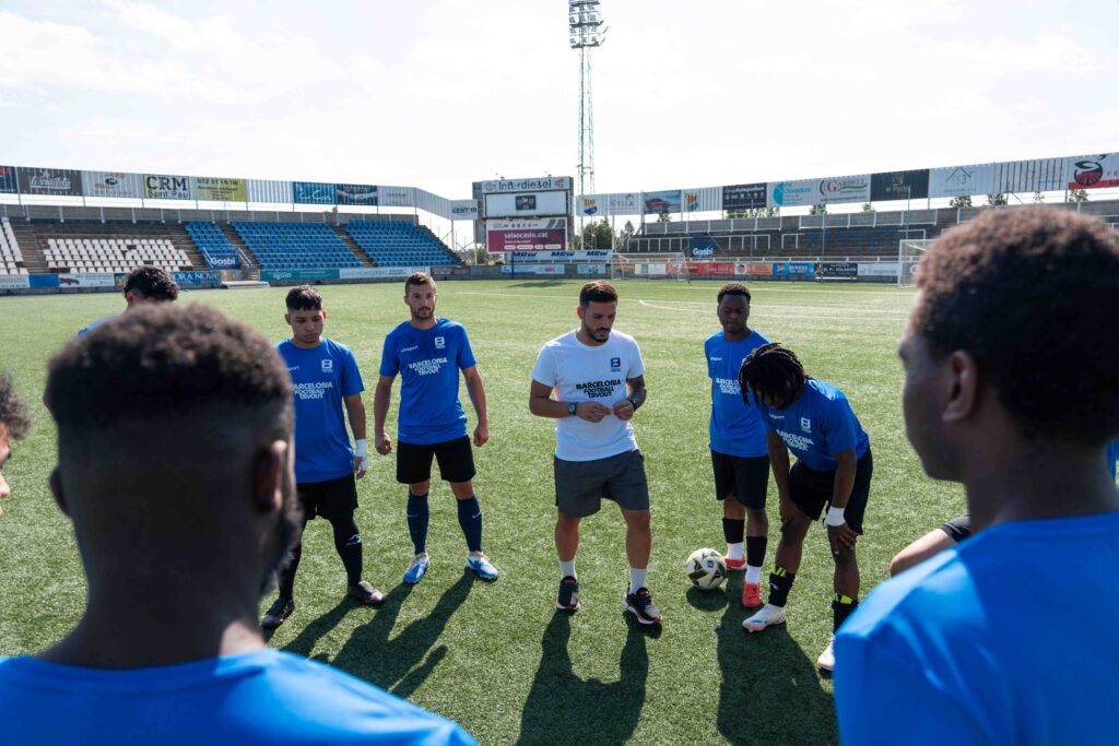 Entrenador dando instrucciones al grupo antes de la sesión en Barcelona